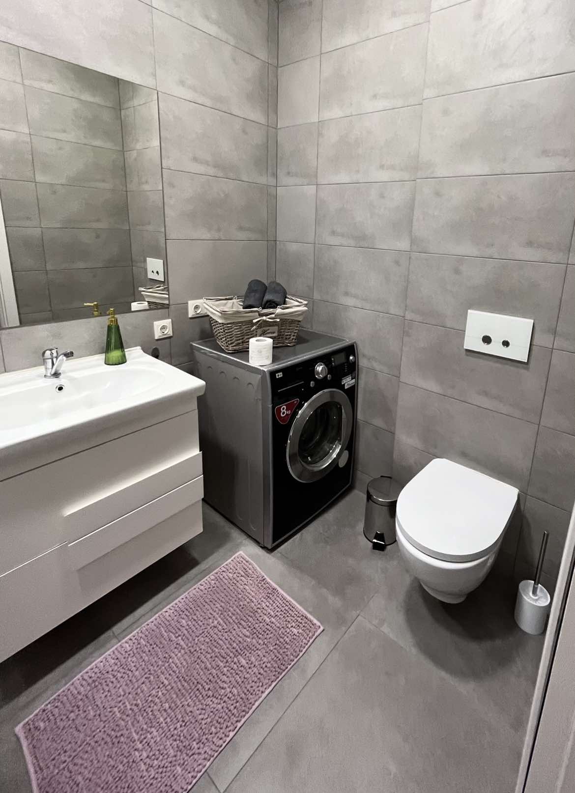 Miesto centrinėje dalyje butas su atskiru įėjimu