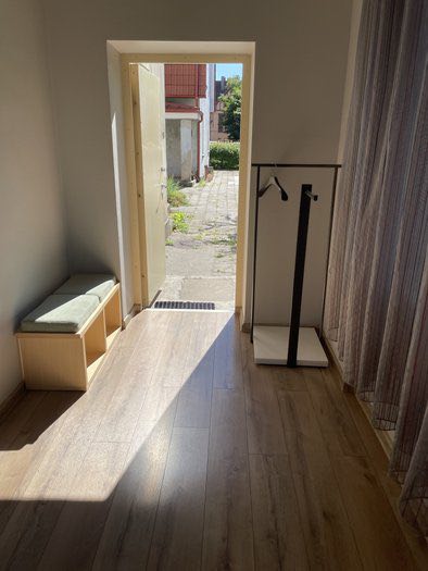 Miesto centrinėje dalyje butas su atskiru įėjimu