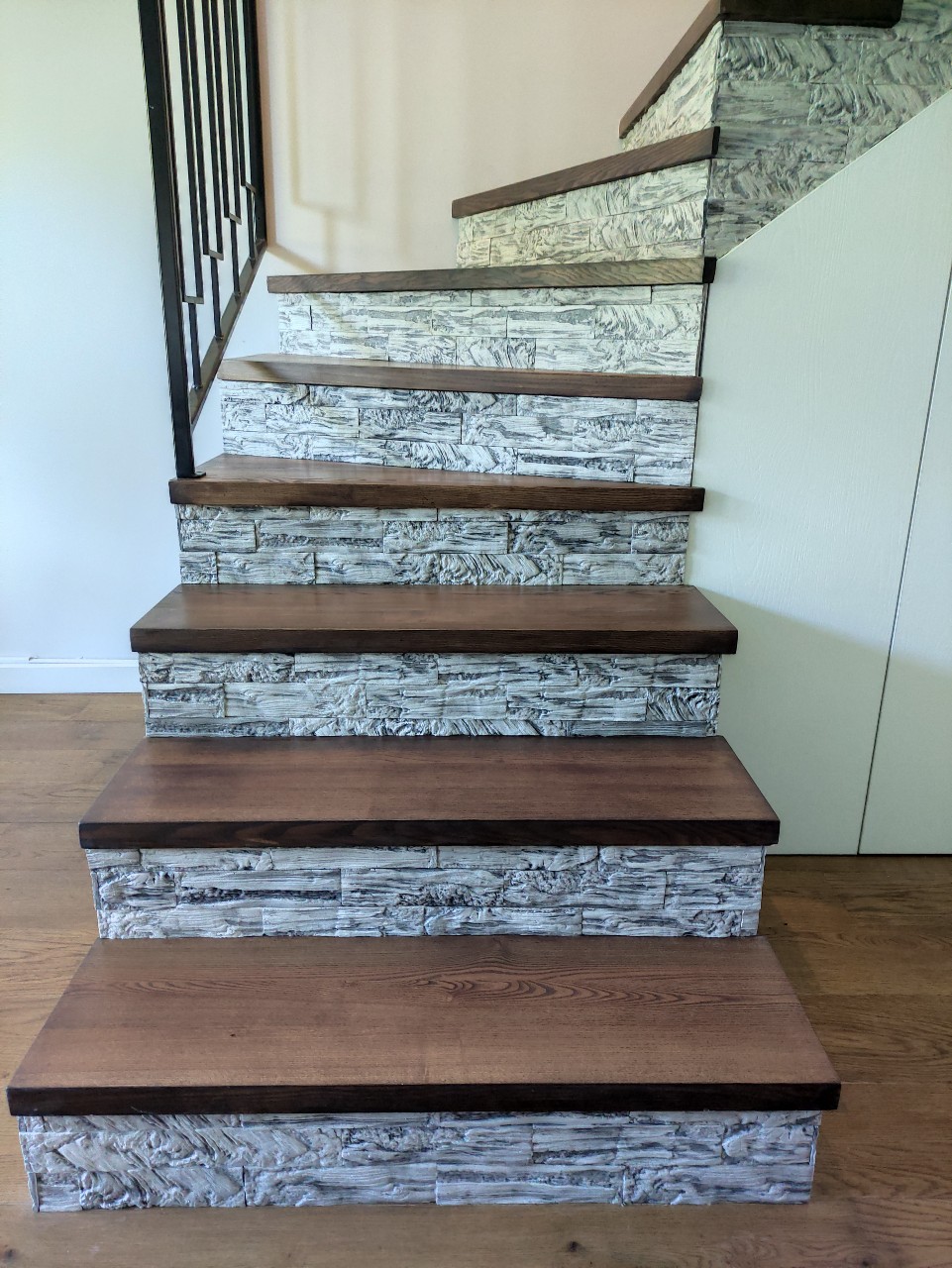 Betoninių laiptų apdaila dekoratyviniu akmeniu