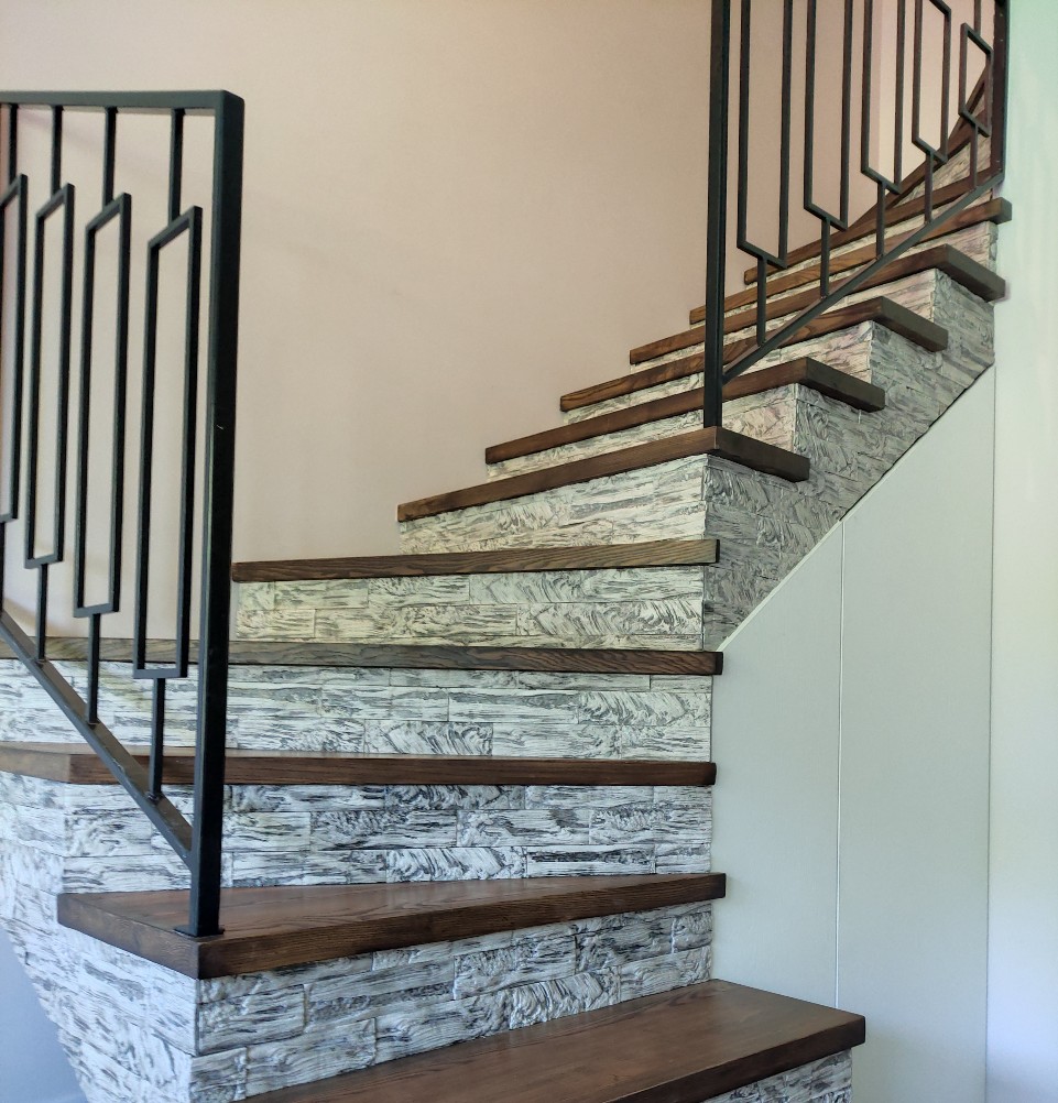 Betoninių laiptų apdaila dekoratyviniu akmeniu