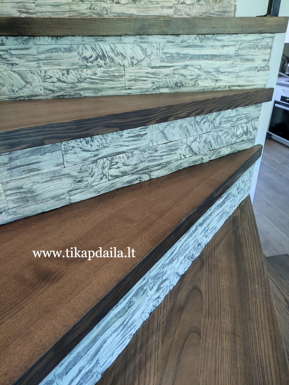 Betoninių laiptų apdaila dekoratyviniu akmeniu