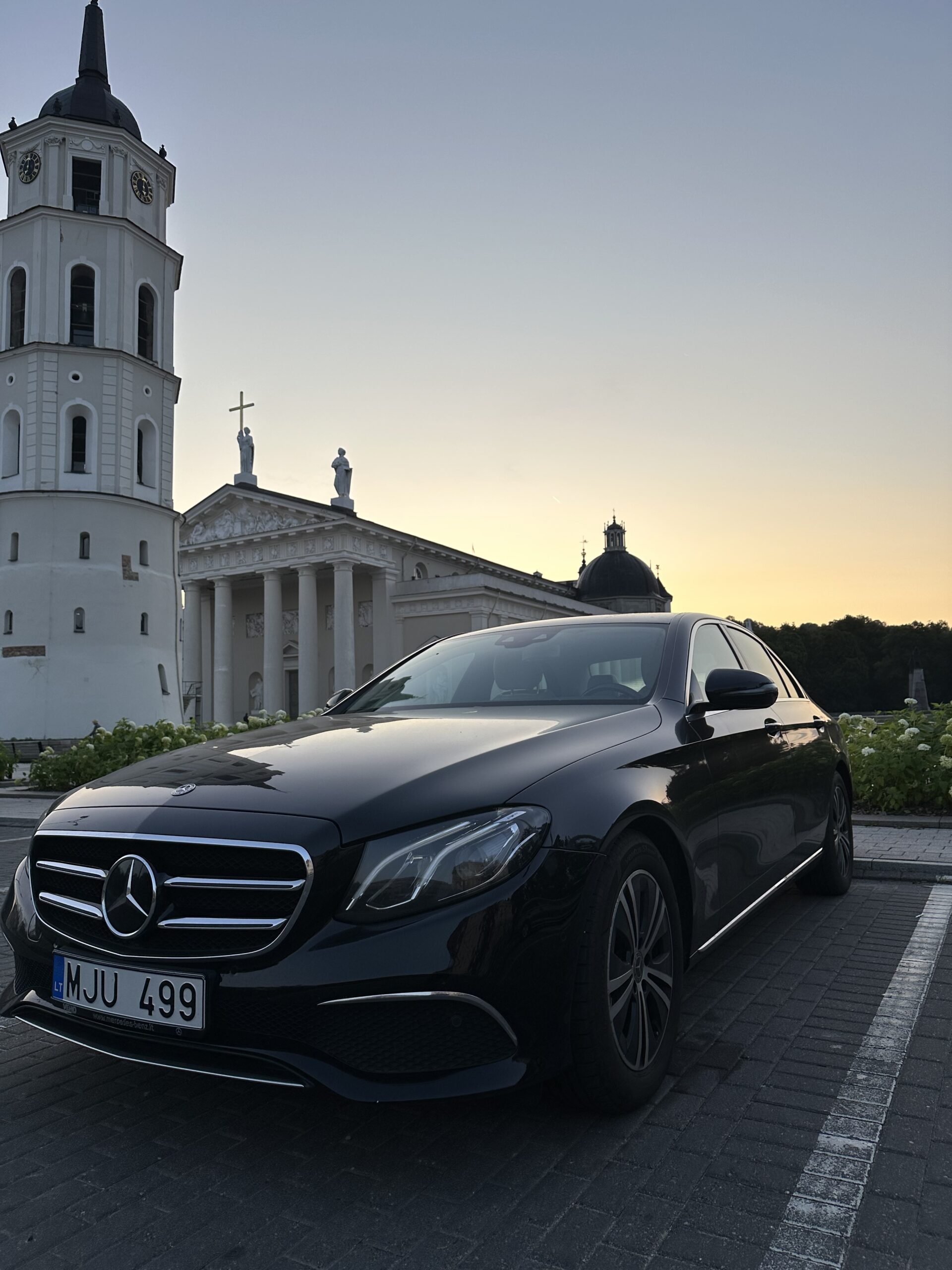 Mercedes-Benz E-Class automobilio nuoma su vairuotoju – verslo ir privatiems klientams