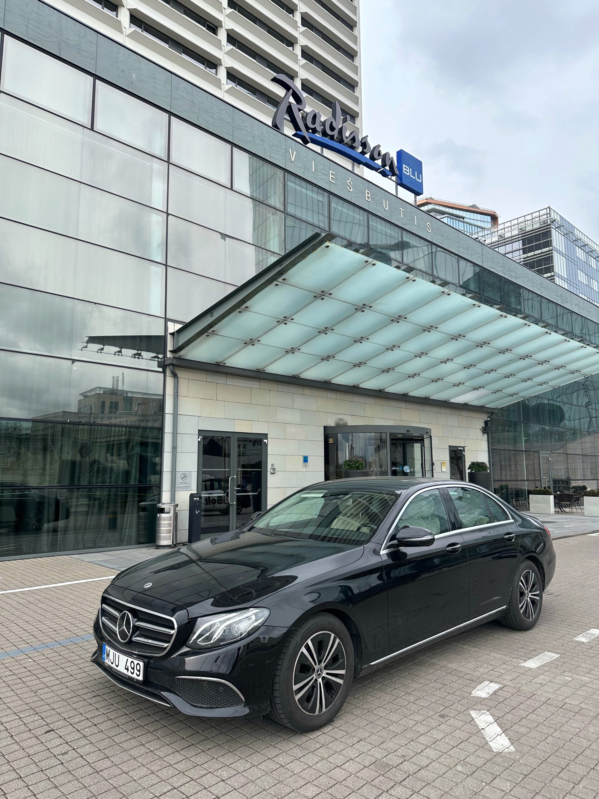 Mercedes-Benz E-Class automobilio nuoma su vairuotoju – verslo ir privatiems klientams