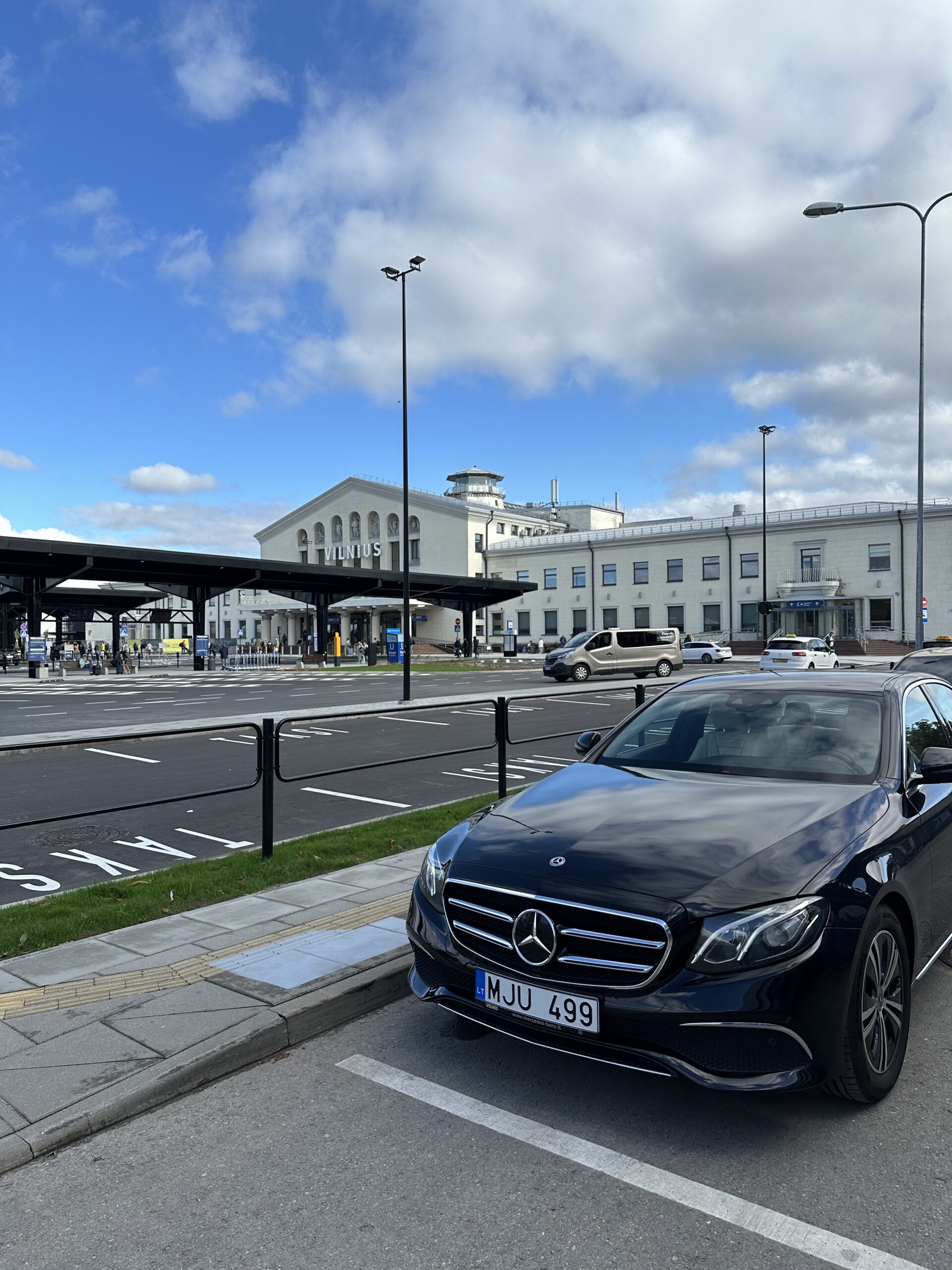 Mercedes-Benz E-Class automobilio nuoma su vairuotoju – verslo ir privatiems klientams