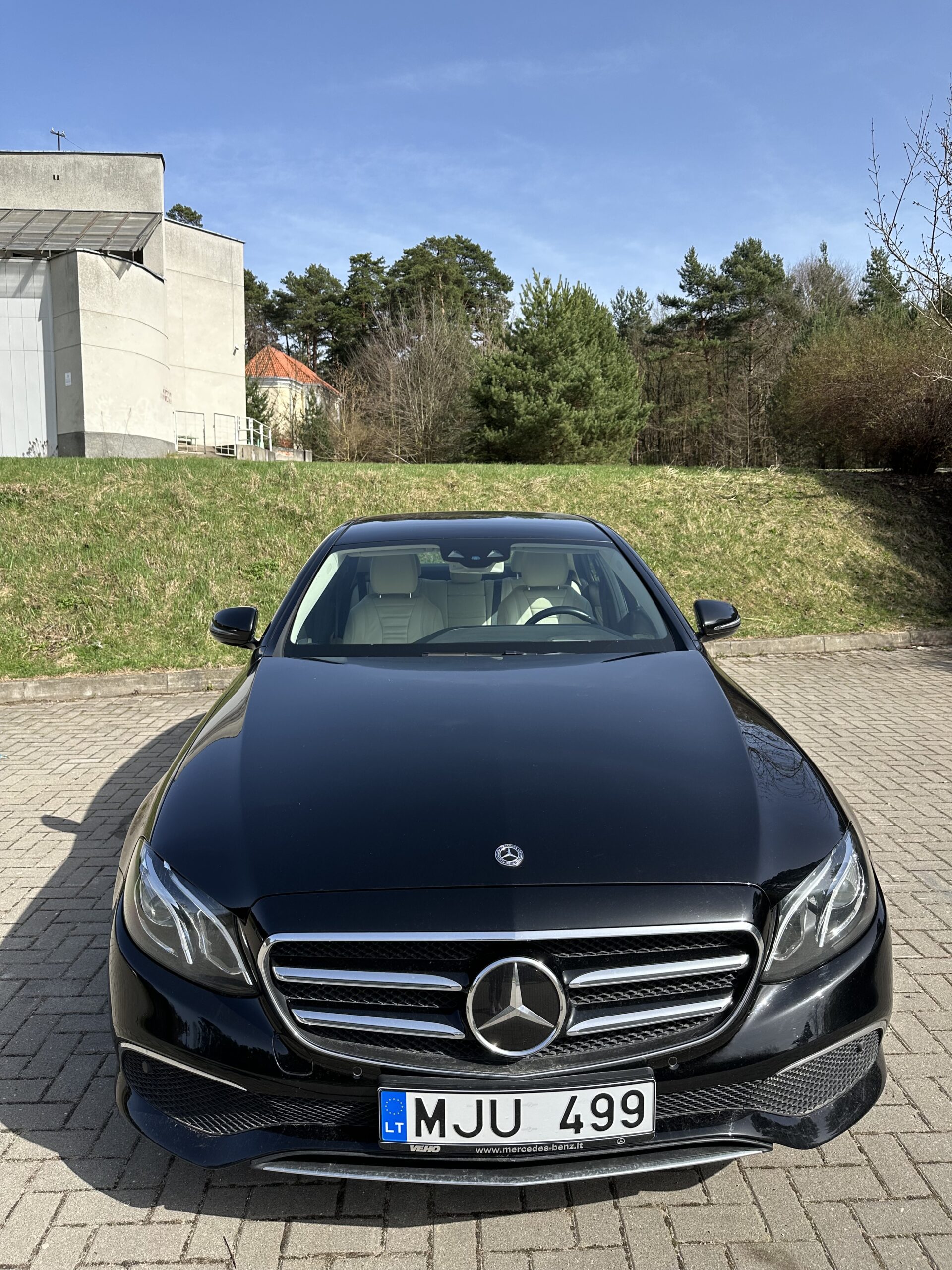 Mercedes-Benz E-Class automobilio nuoma su vairuotoju – verslo ir privatiems klientams