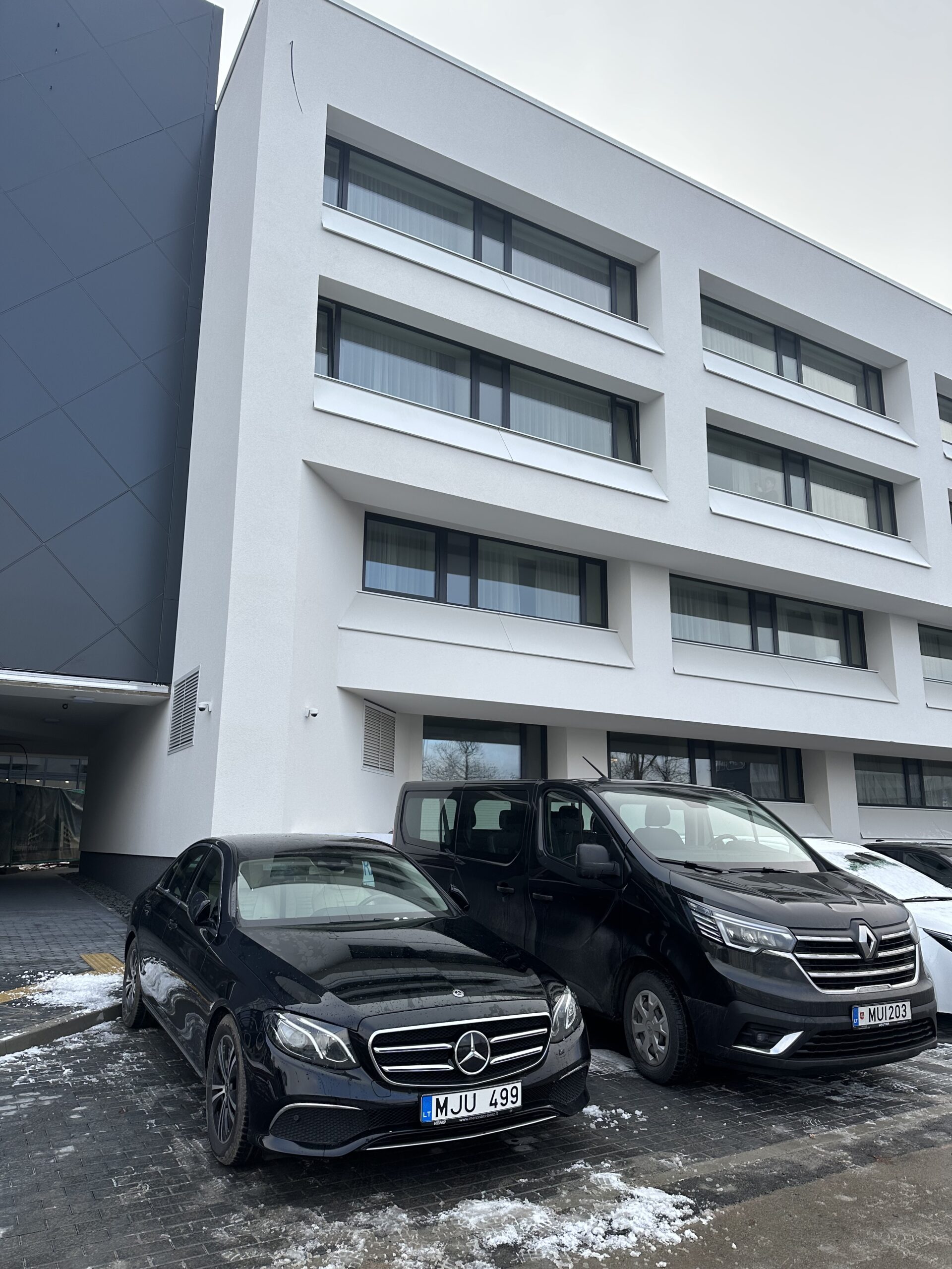 Mercedes-Benz E-Class automobilio nuoma su vairuotoju – verslo ir privatiems klientams