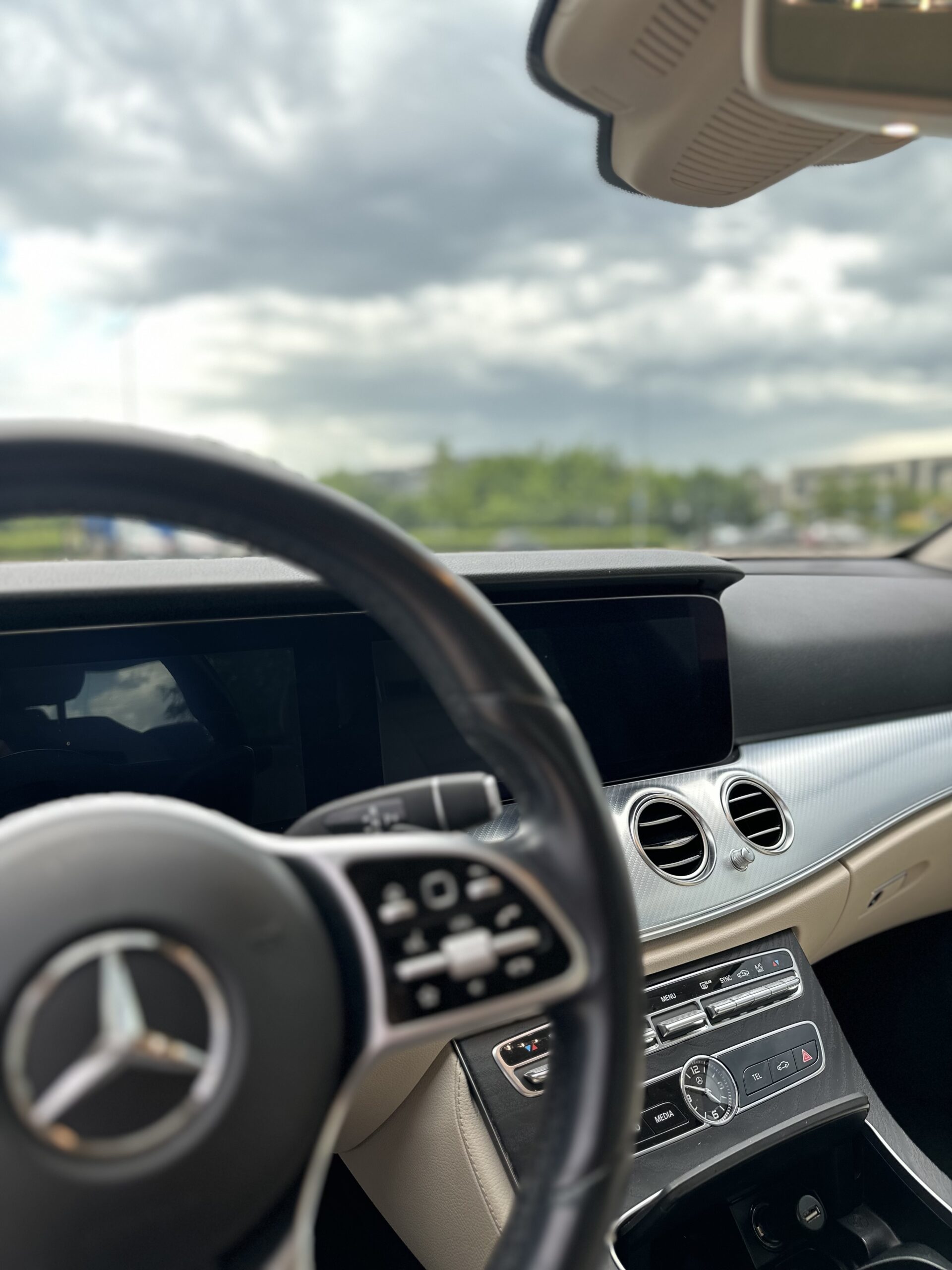 Mercedes-Benz E-Class automobilio nuoma su vairuotoju – verslo ir privatiems klientams