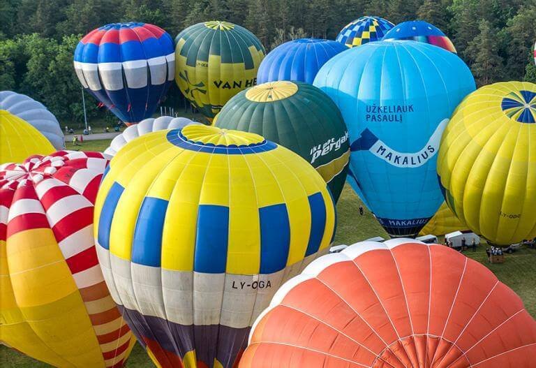 Užsisakykite skrydį oro balionu iš anksto šiai vasarai – puikią pramogą siūlo Hotairbaloon.lt