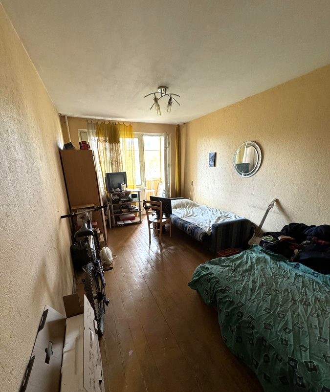 Parduodamas strategiškai patogioje vietoje, dviejų kambarių butas antrame aukšte, su rūsiu bei erviu šviesiu balkonu.