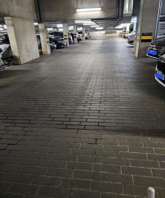 Pačiame Klaipėdos miesto centre parduodamas įrengtas butas su požeminio parkavimo vieta.