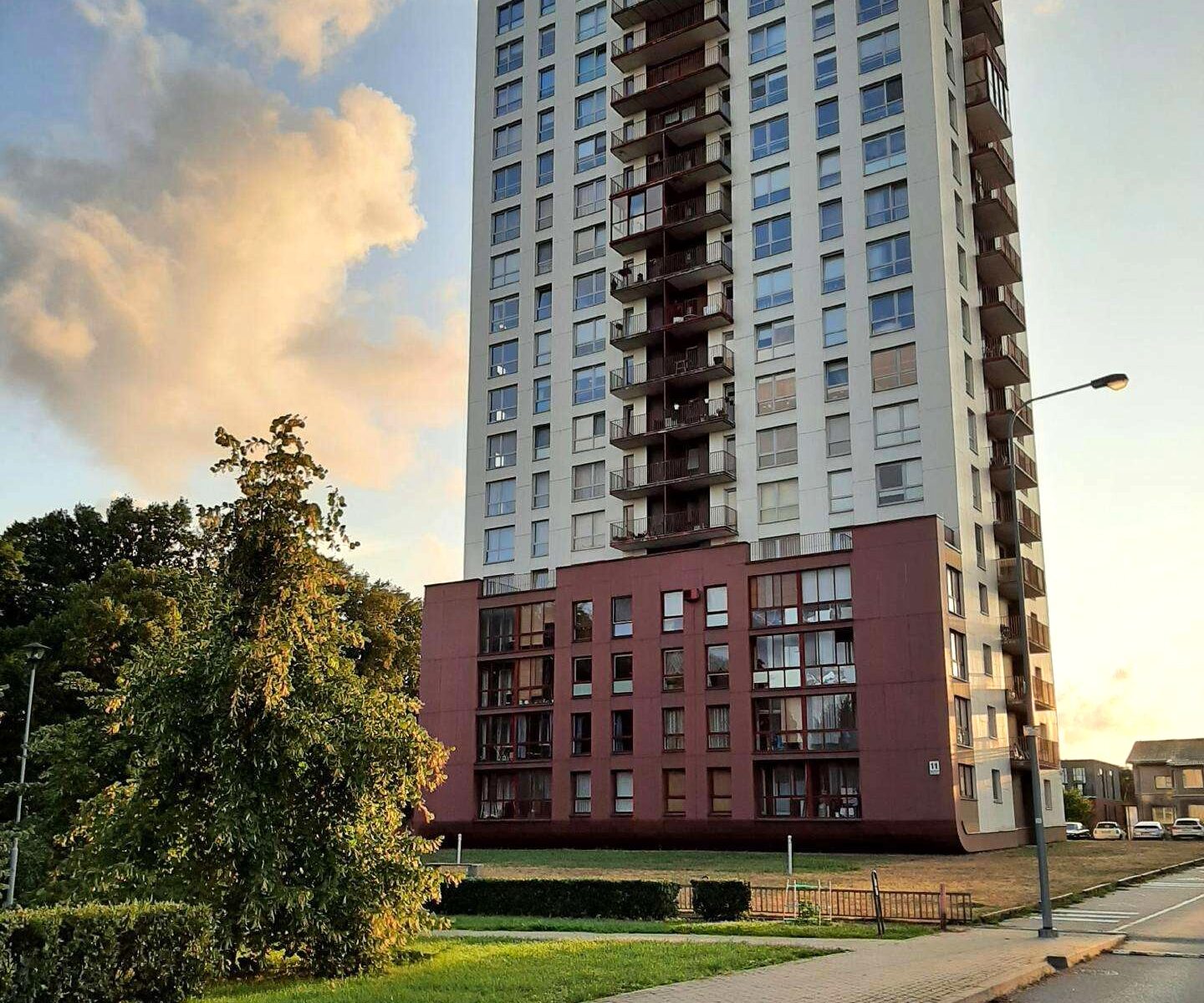 Pačiame Klaipėdos miesto centre parduodamas įrengtas butas su požeminio parkavimo vieta.