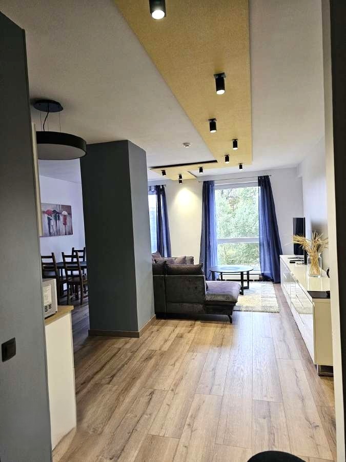 Pačiame Klaipėdos miesto centre parduodamas įrengtas butas su požeminio parkavimo vieta.