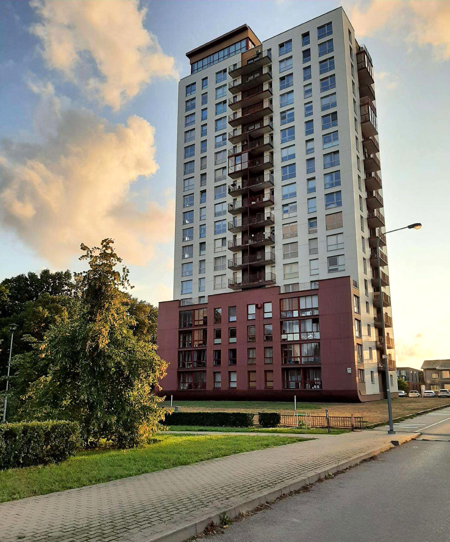 Pačiame Klaipėdos miesto centre parduodamas įrengtas butas su požeminio parkavimo vieta.