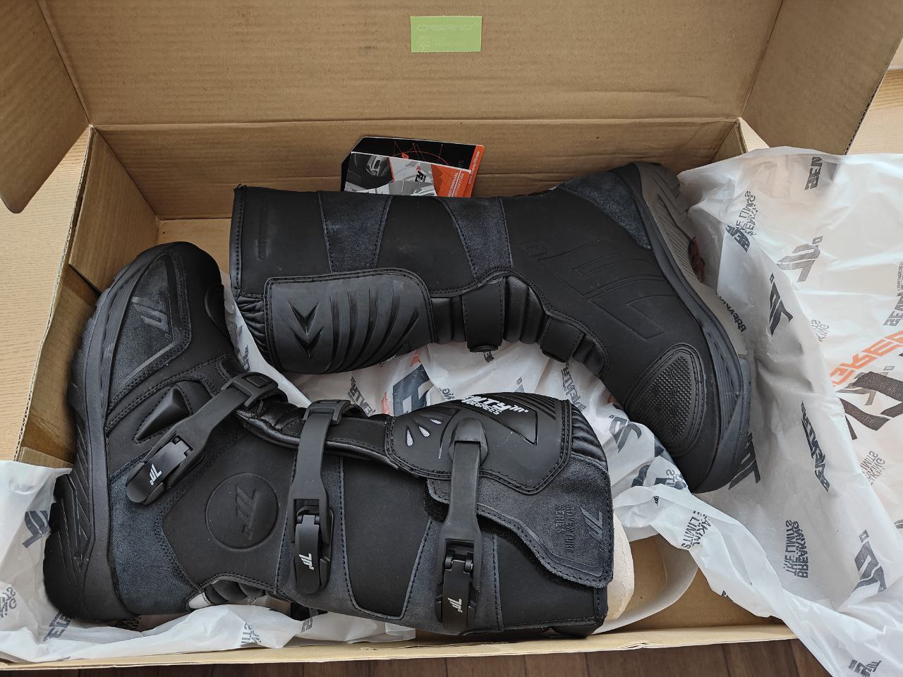 Seventy aukšti motociklisto batai