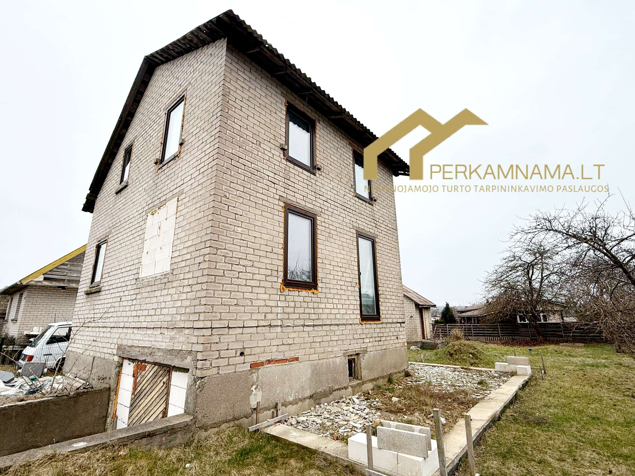 Parduodamas sodo namas su mansarda