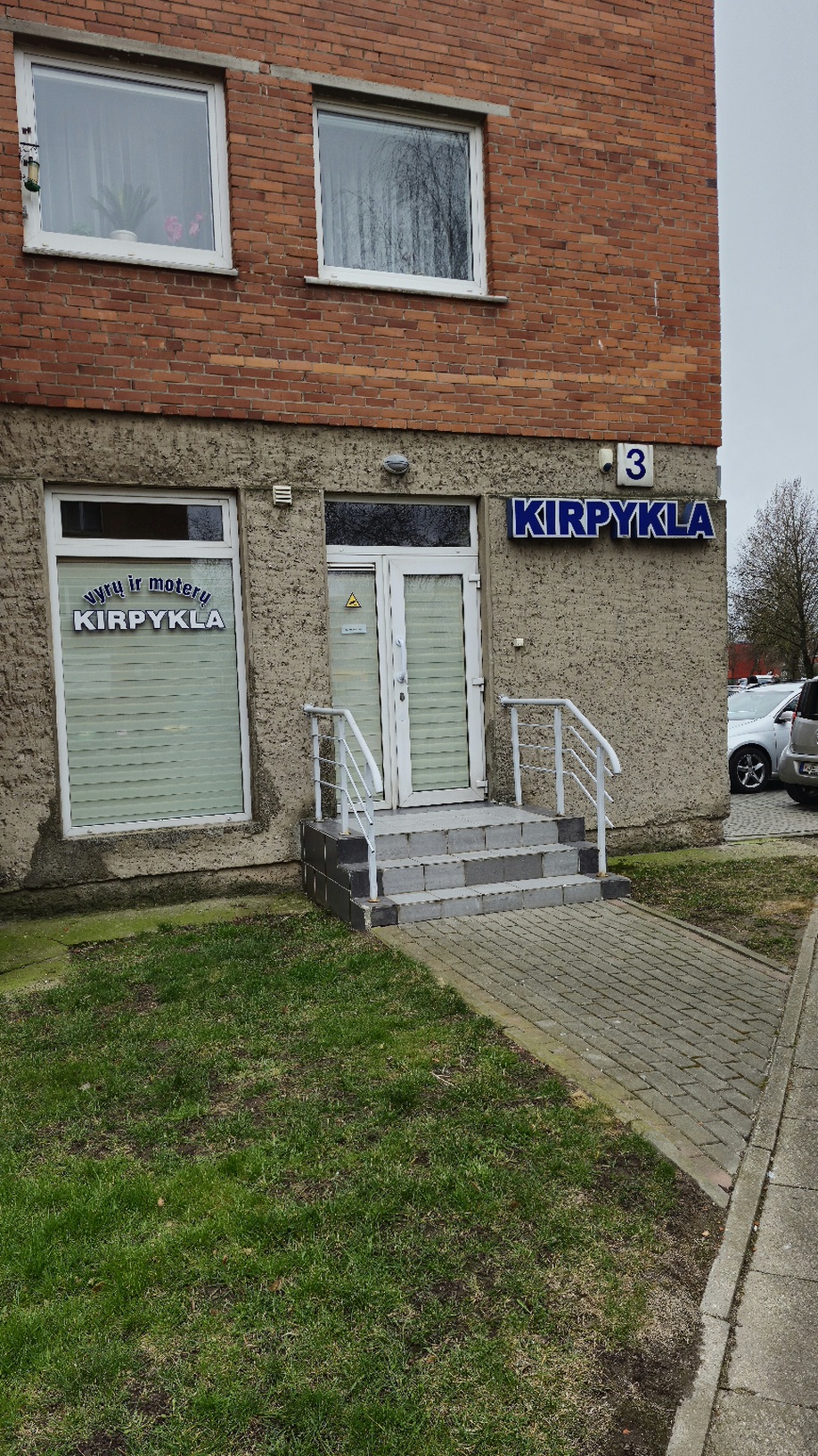 Parduodama sėkmingai veikianti kirpykla