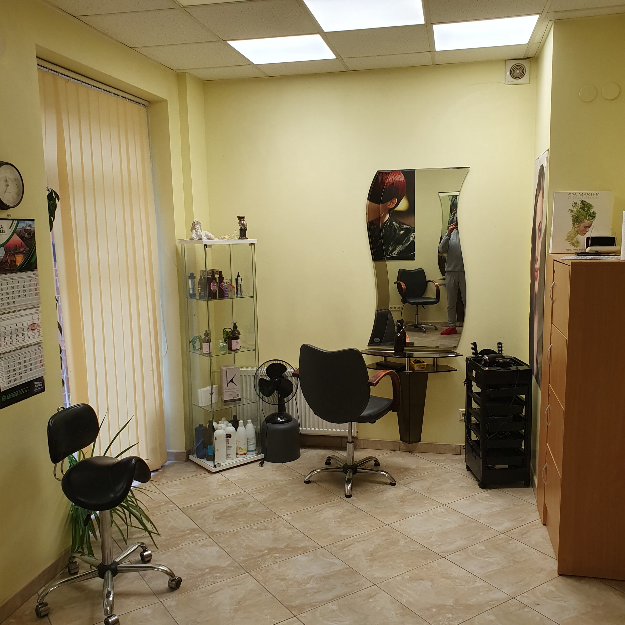 Parduodama sėkmingai veikianti kirpykla