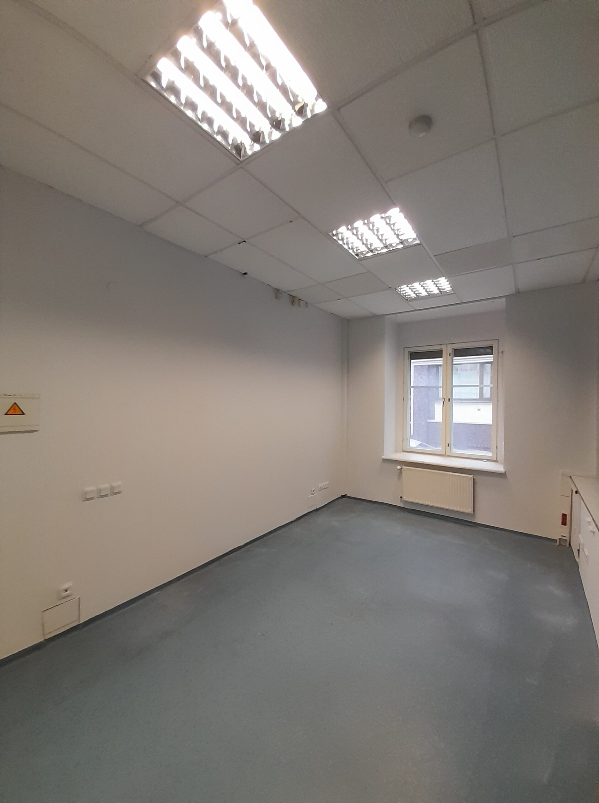 Išnuomojamos Administracinės patalpos su garažu / sandėliu. Garažo plotis 17,20 kv.m.