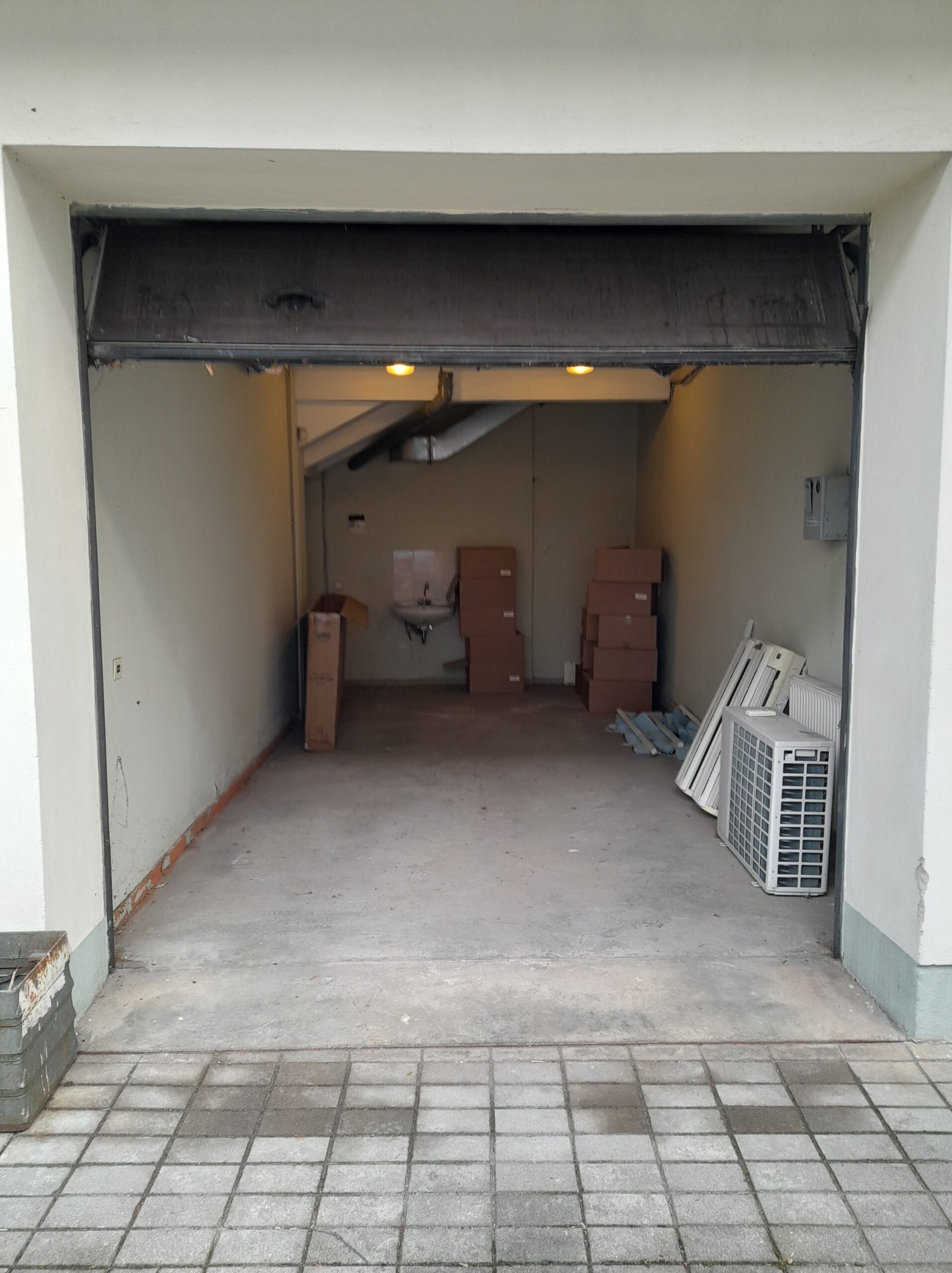 Išnuomojamos Administracinės patalpos su garažu / sandėliu. Garažo plotis 17,20 kv.m.