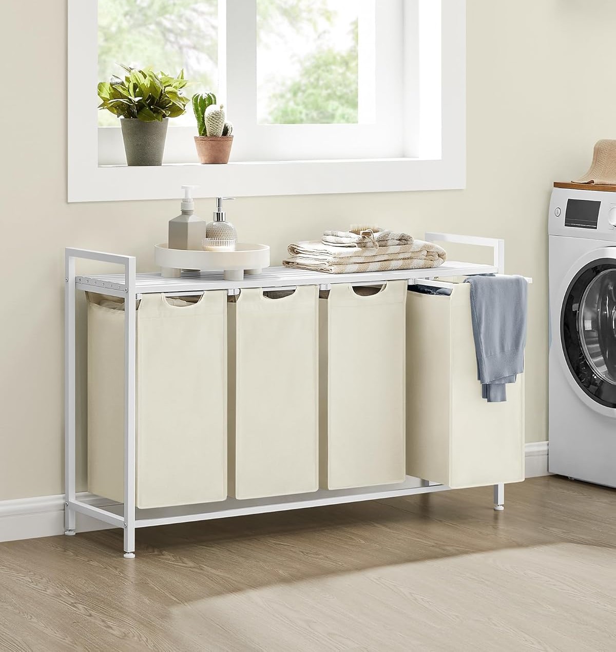 4 skyrių skalbinių laikymo lentyna, 4X40L.