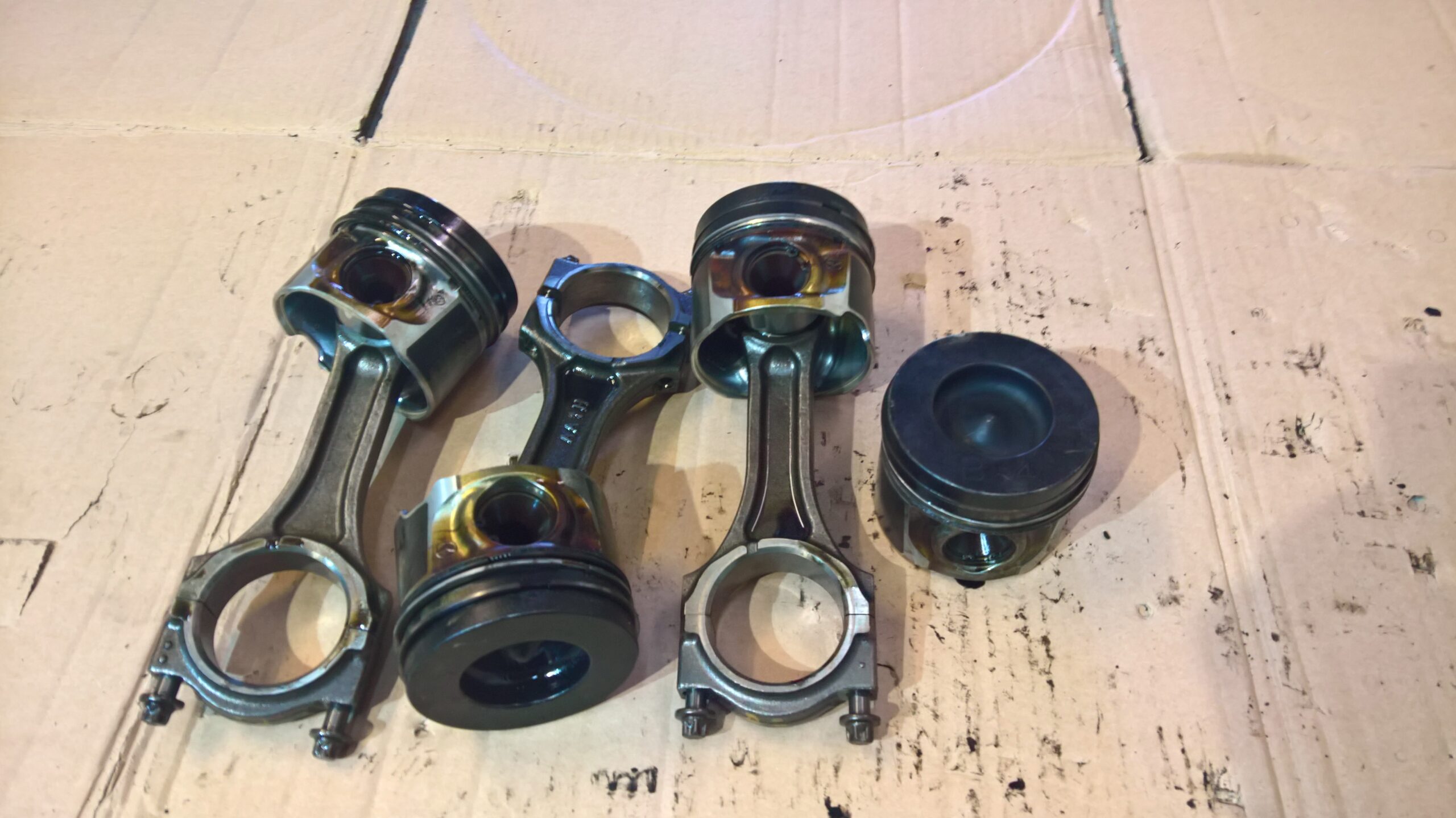 Mazda variklis dalimis.R2AA