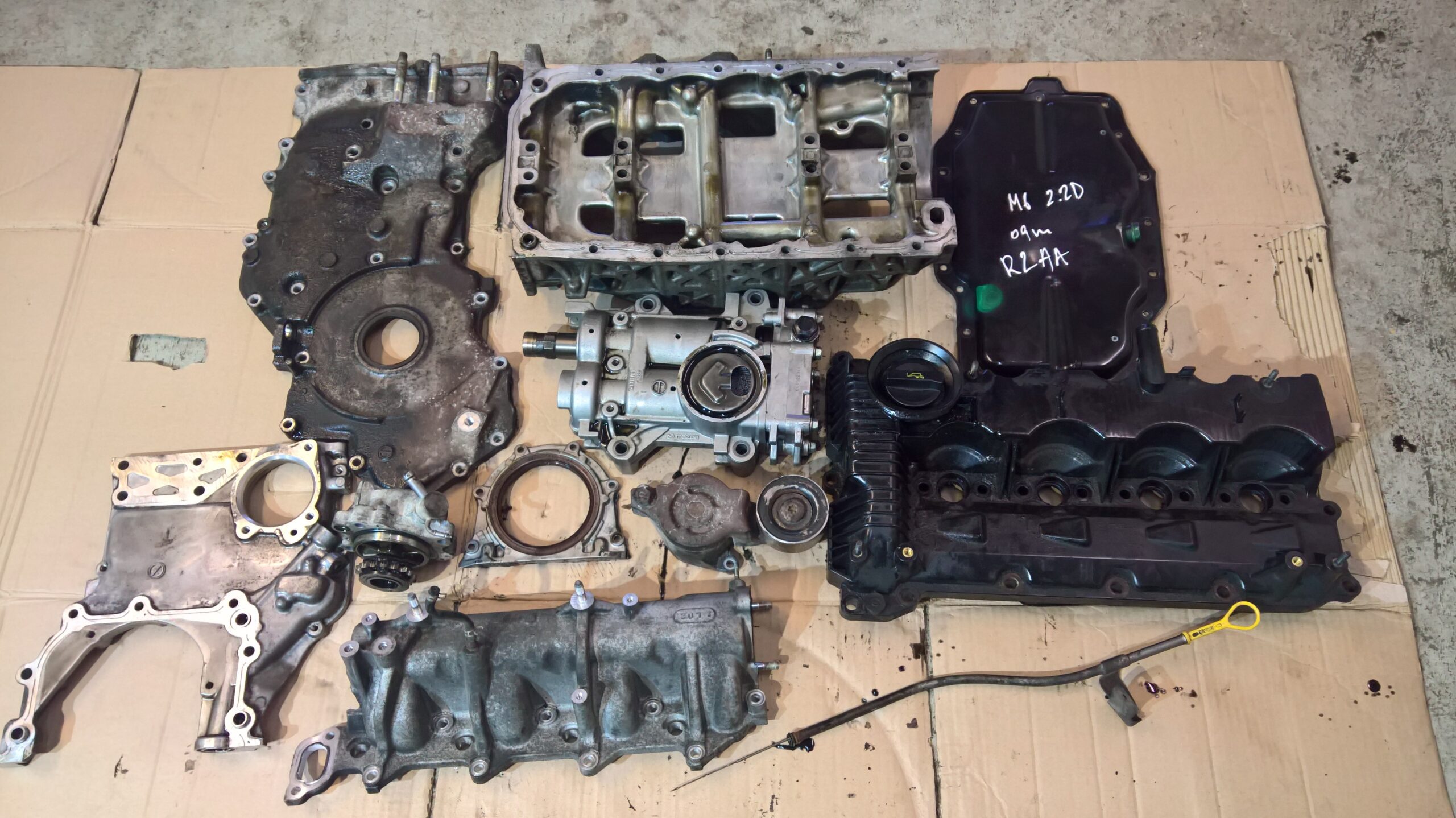 Mazda variklis dalimis.R2AA