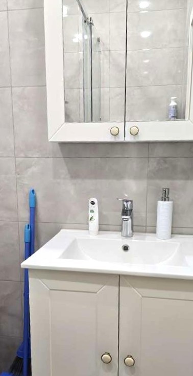 Nepraleiskite progos! Pačiame Klaipėdos centre, pardodamas 2 kambarių butas, 37 kv. m., 1a/3. Aukštas kaip pusantrinis.