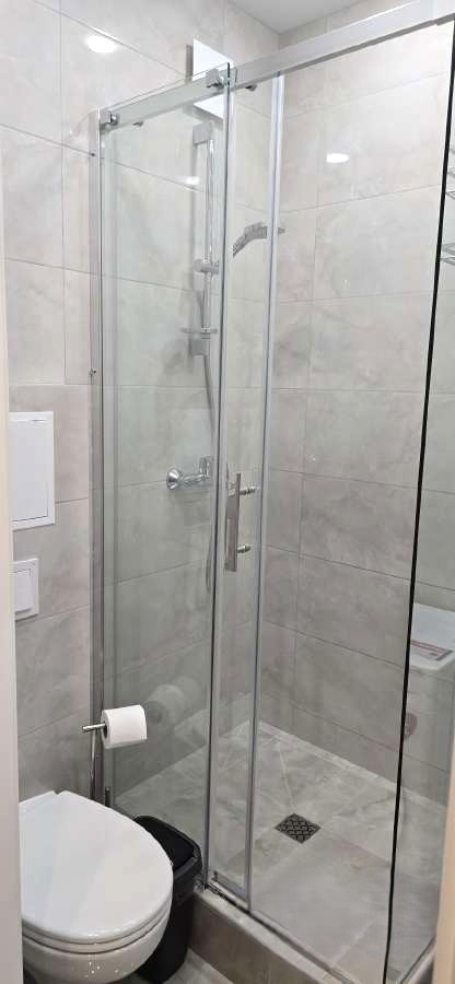 Nepraleiskite progos! Pačiame Klaipėdos centre, pardodamas 2 kambarių butas, 37 kv. m., 1a/3. Aukštas kaip pusantrinis.