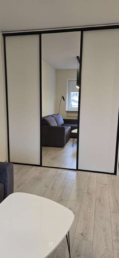 Nepraleiskite progos! Pačiame Klaipėdos centre, pardodamas 2 kambarių butas, 37 kv. m., 1a/3. Aukštas kaip pusantrinis.