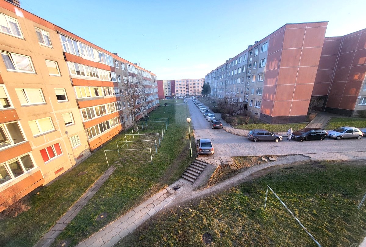 Parduodamas tvarkingas ir erdvus vieno kambario, 33kv.m butas.