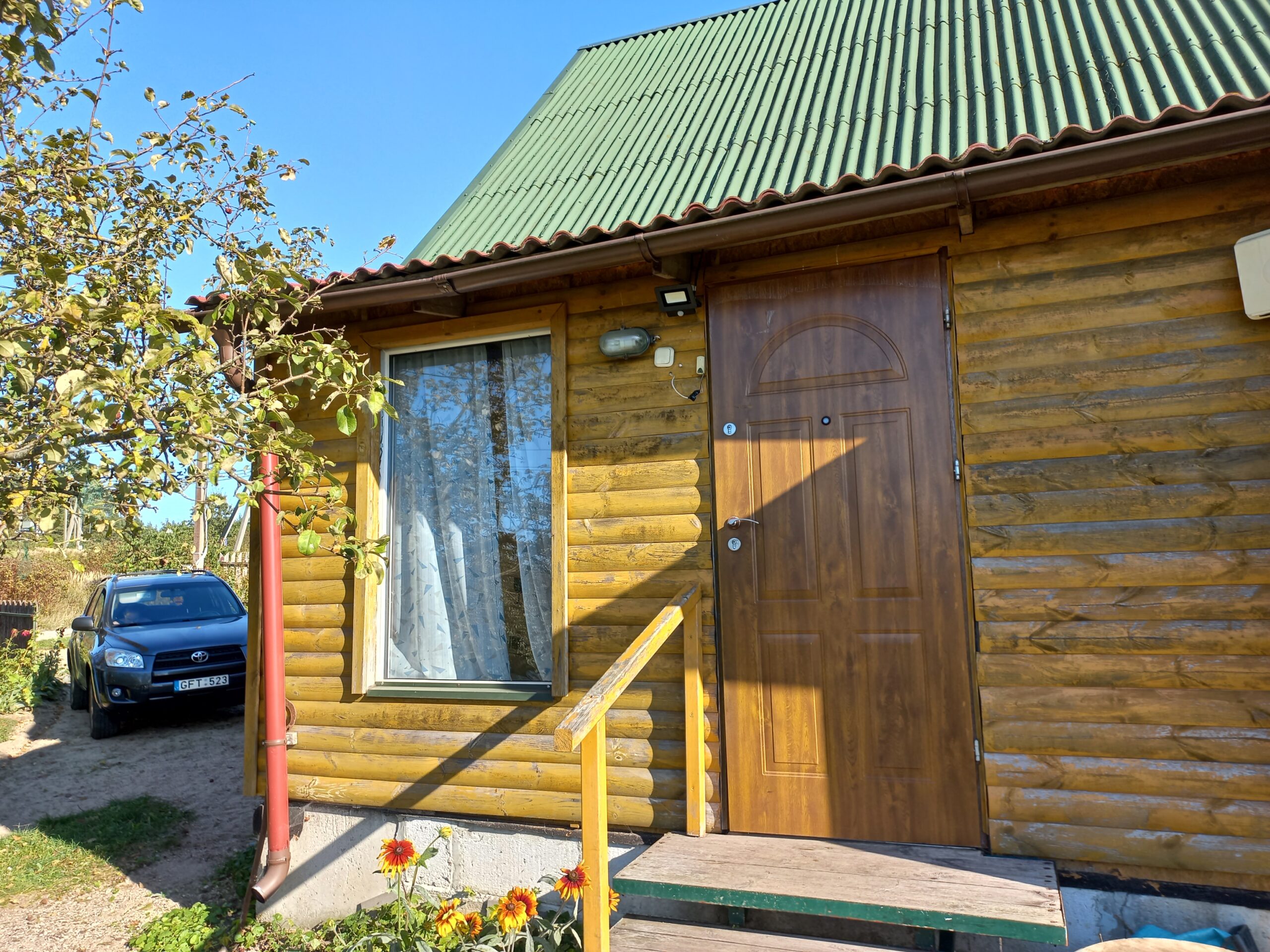 Parduodamas rąstinis namas su mansarda