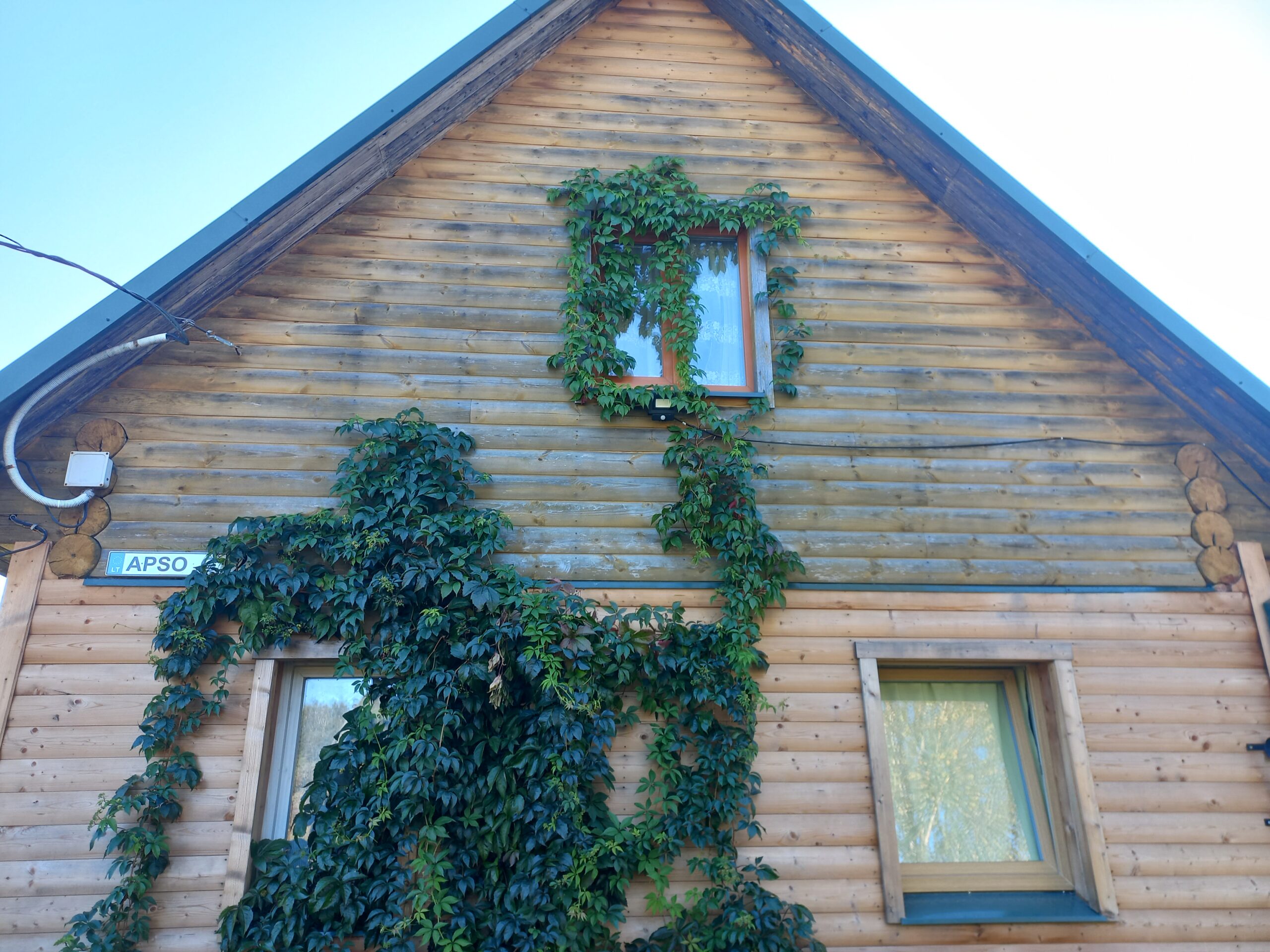 Parduodamas rąstinis namas su mansarda