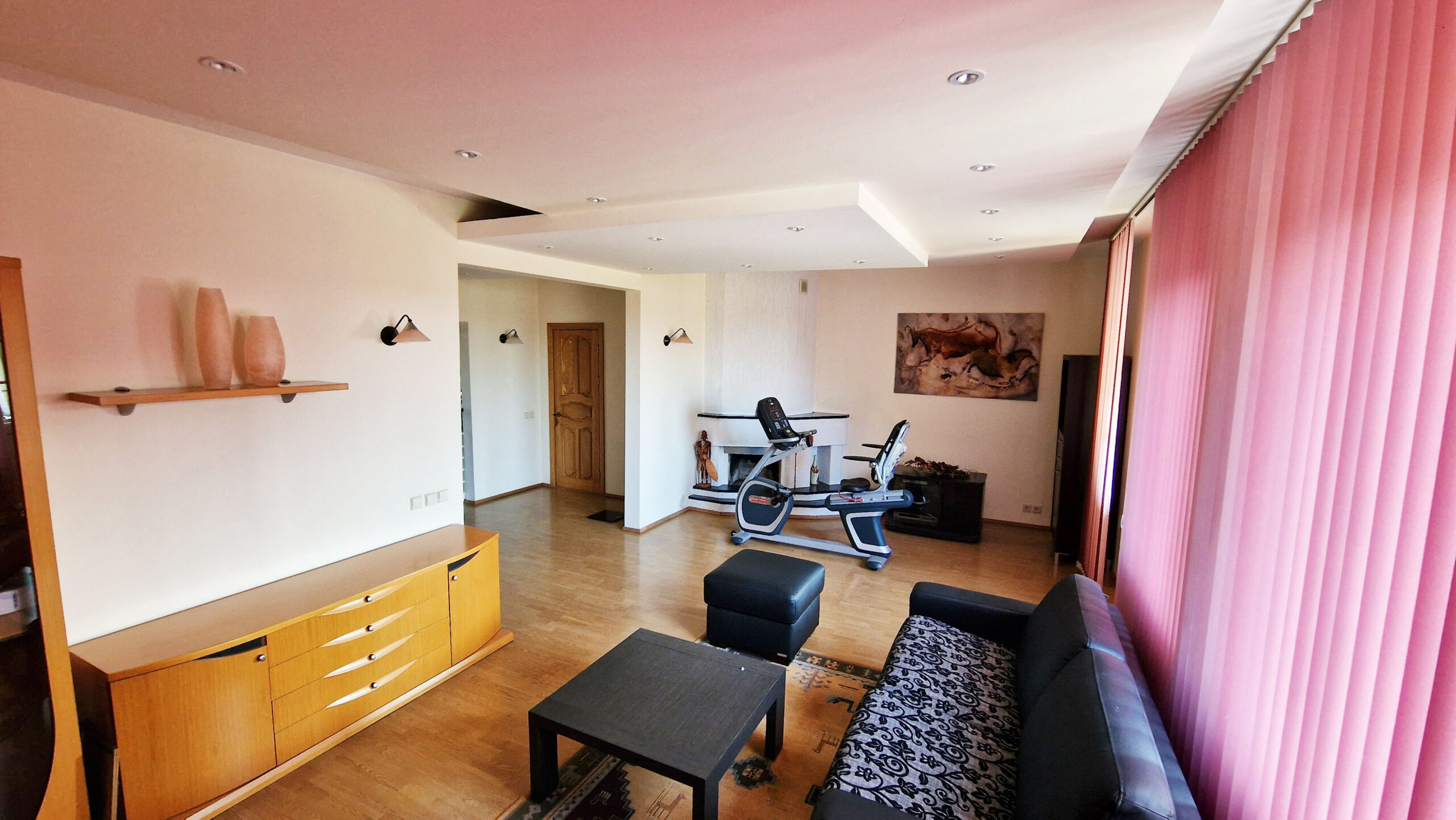 Parduodamas erdvus, pilnai įrengtas namas, puikioje ir ramioje vietoje.