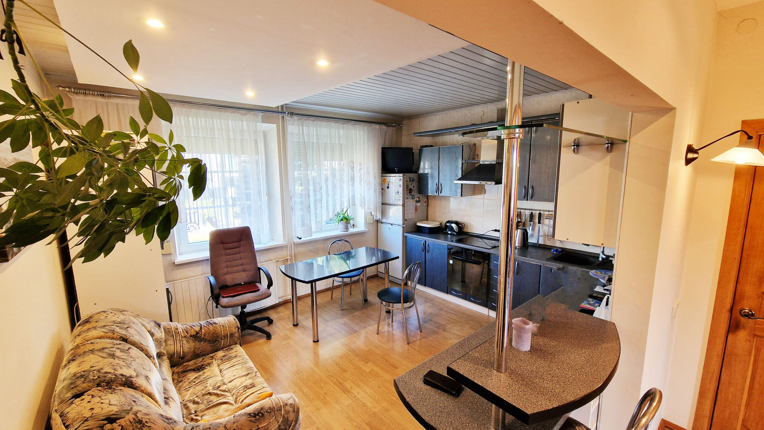 Parduodamas erdvus, pilnai įrengtas namas, puikioje ir ramioje vietoje.