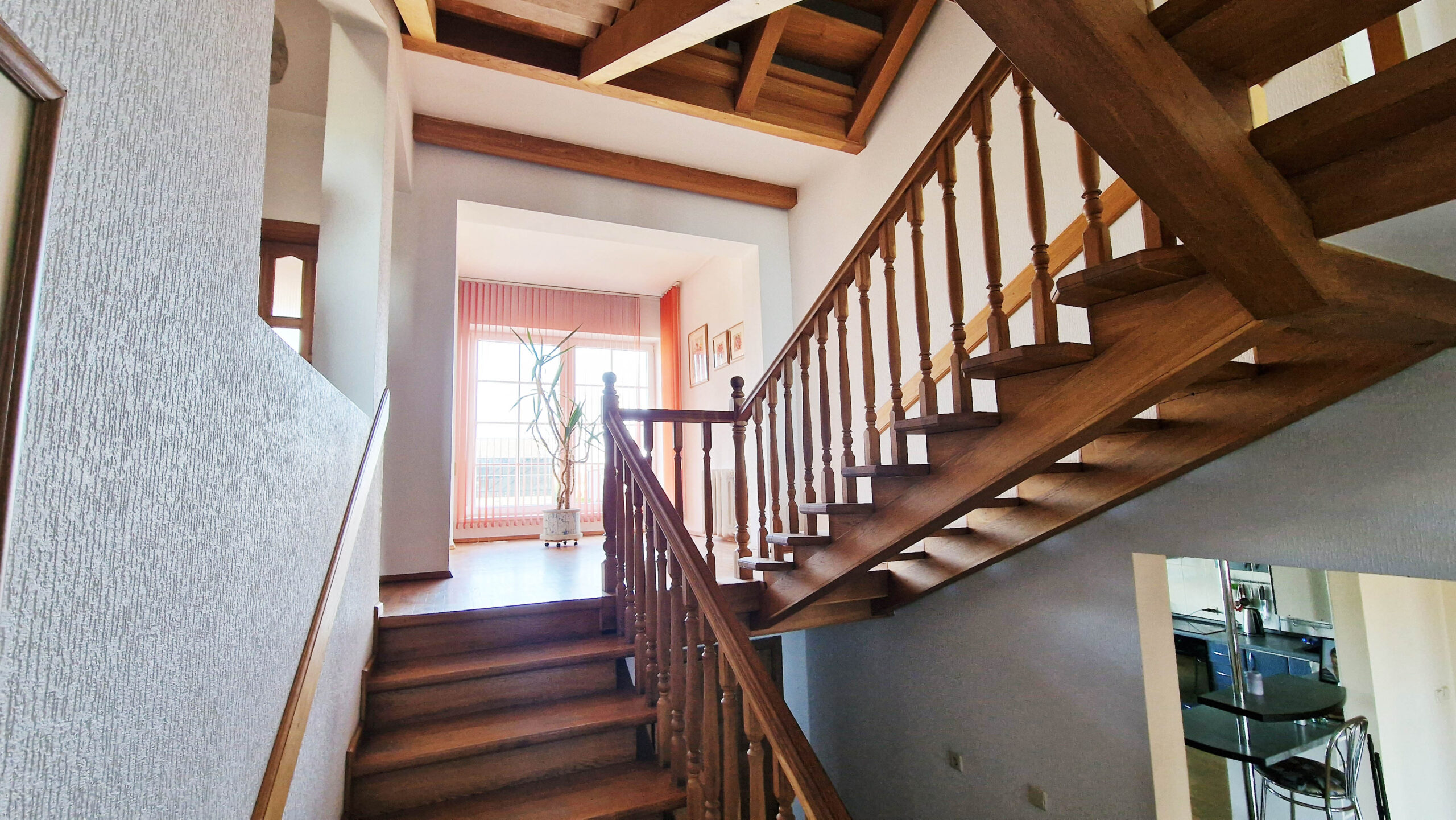 Parduodamas erdvus, pilnai įrengtas namas, puikioje ir ramioje vietoje.