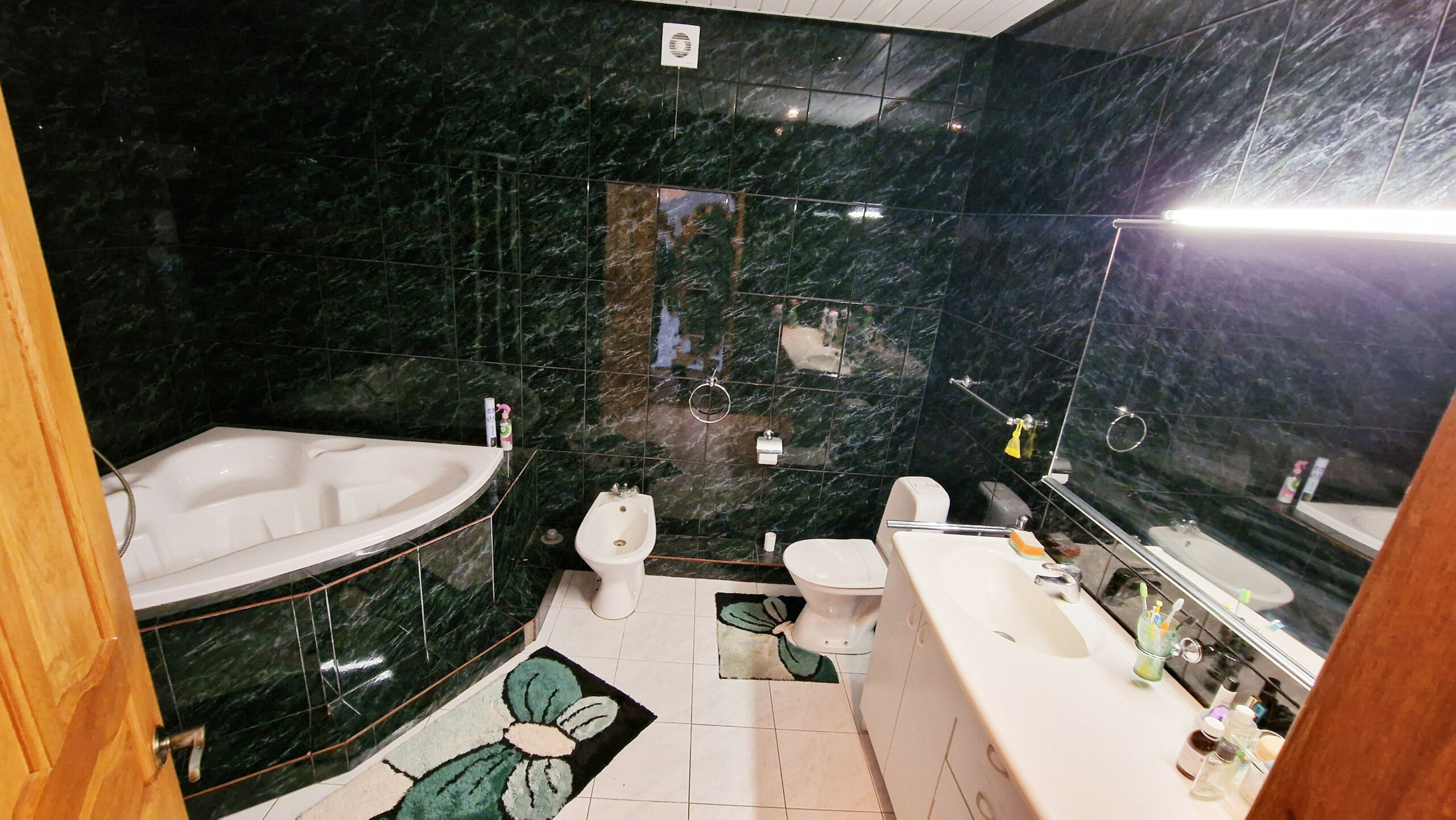 Parduodamas erdvus, pilnai įrengtas namas, puikioje ir ramioje vietoje.