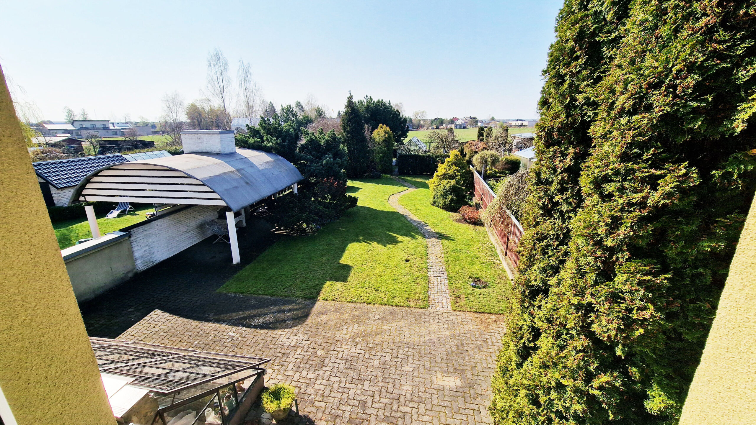 Parduodamas erdvus, pilnai įrengtas namas, puikioje ir ramioje vietoje.