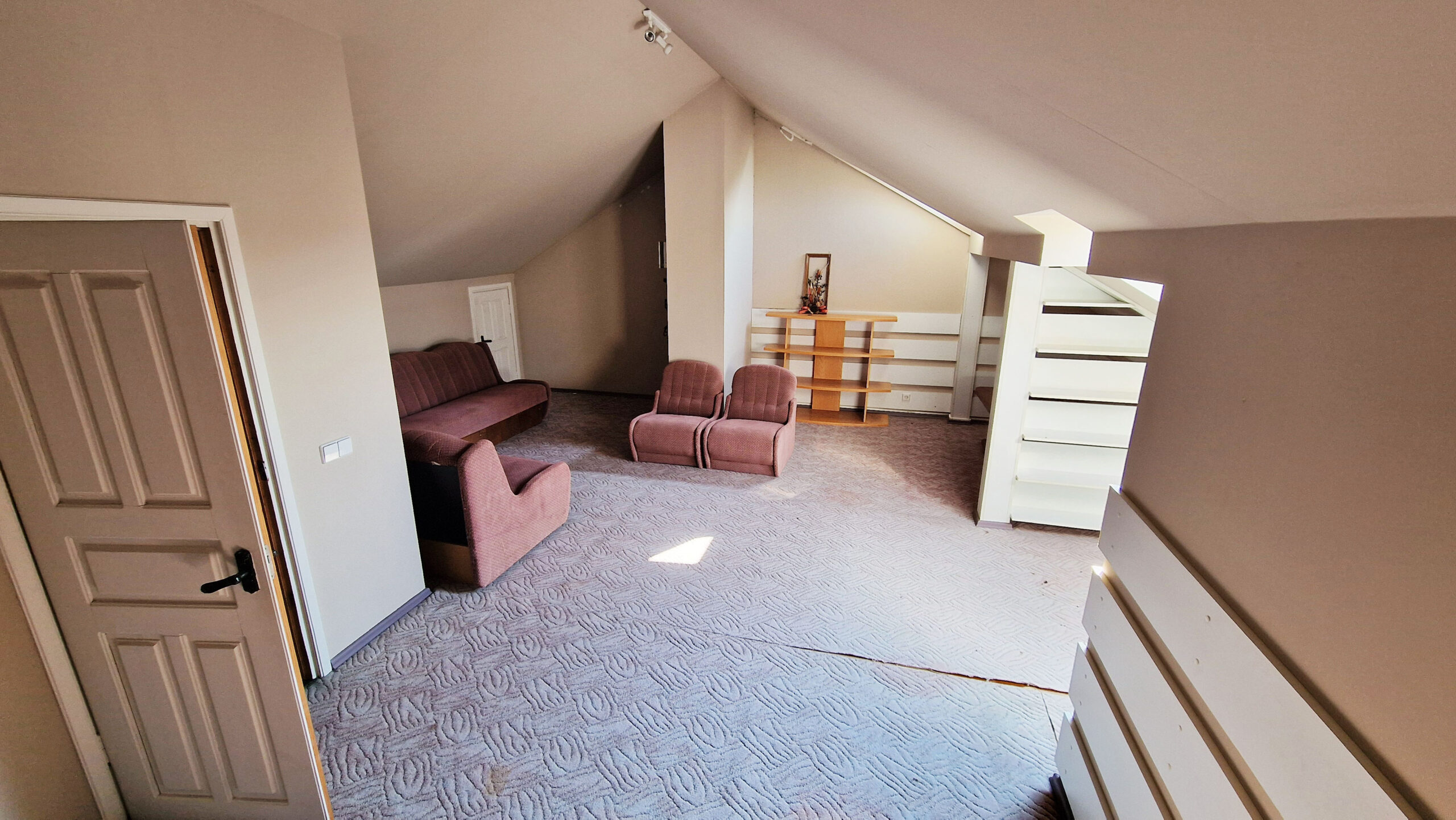 Parduodamas erdvus, pilnai įrengtas namas, puikioje ir ramioje vietoje.