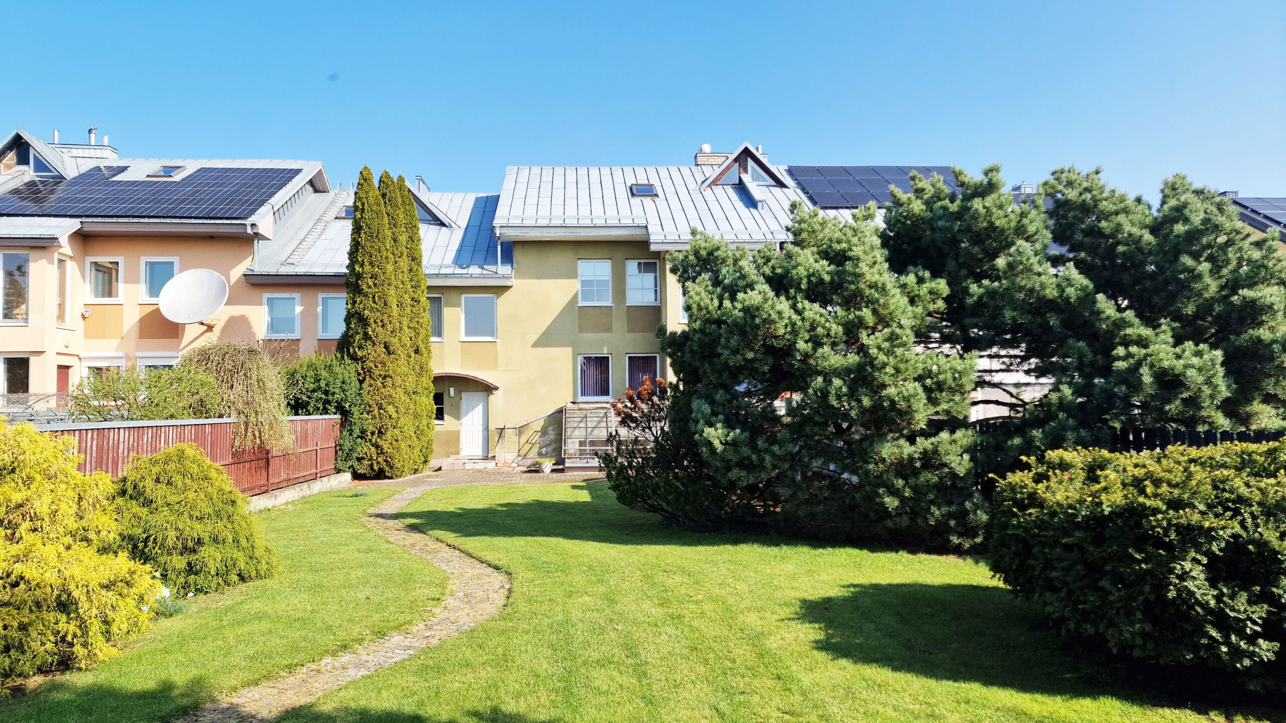 Parduodamas erdvus, pilnai įrengtas namas, puikioje ir ramioje vietoje.