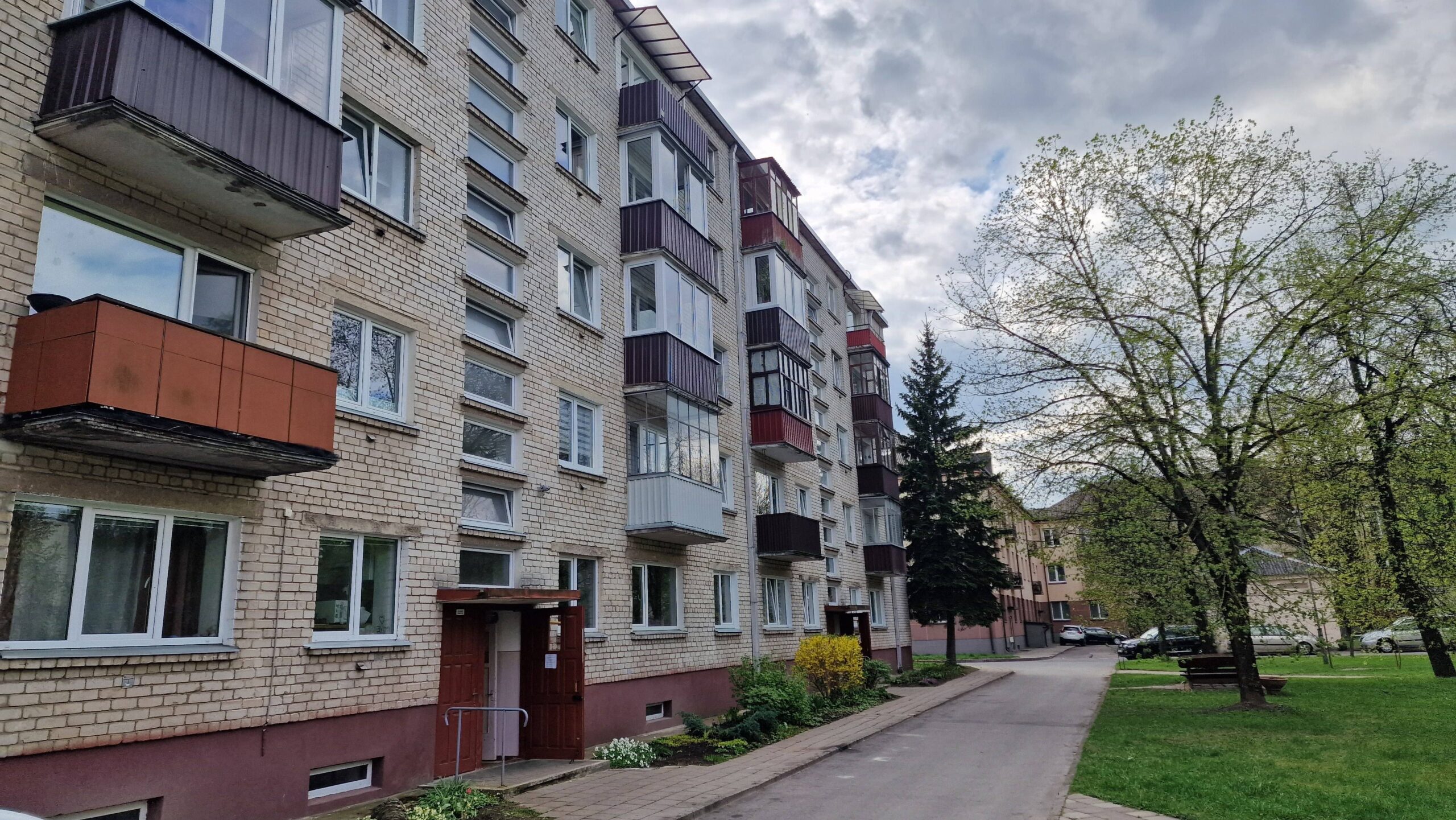 PARDUODAMAS 3 KAMBARIŲ BUTAS PATOGIOJE VIETOJE – MARIJONŲ G., PANEVĖŽYS