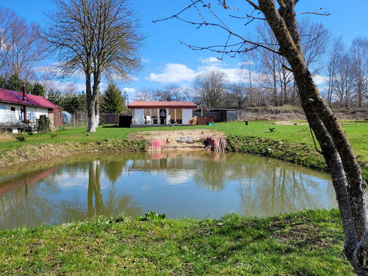 Parduodama unikali sodyba šalia ežero