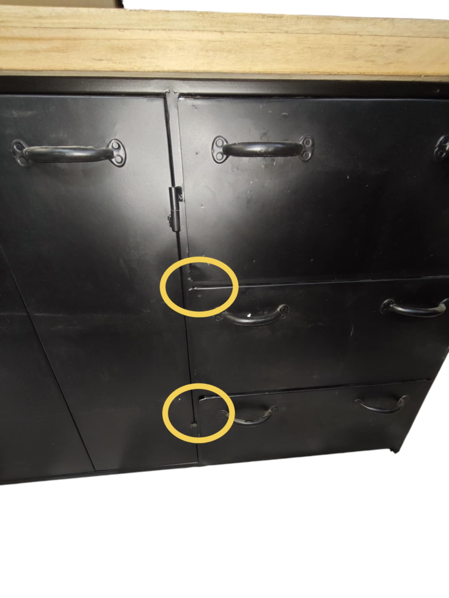 Indauja / Darbastalis su natūraliu mango medienos stalviršiu.