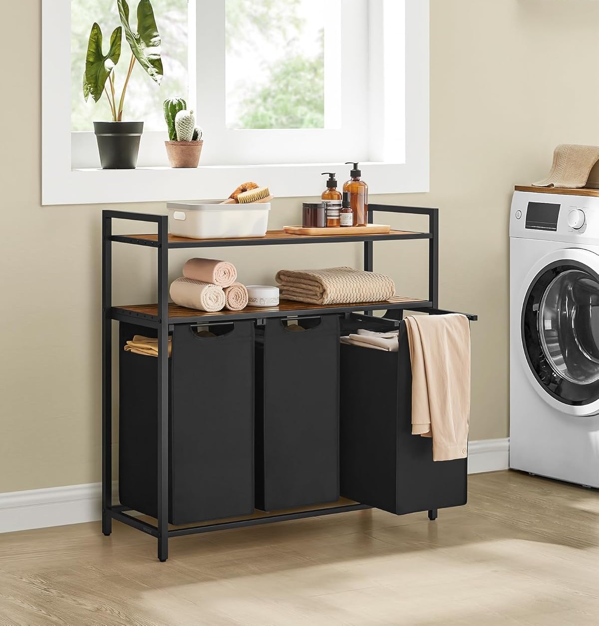 Vonios skalbinių lentyna su krepšiais