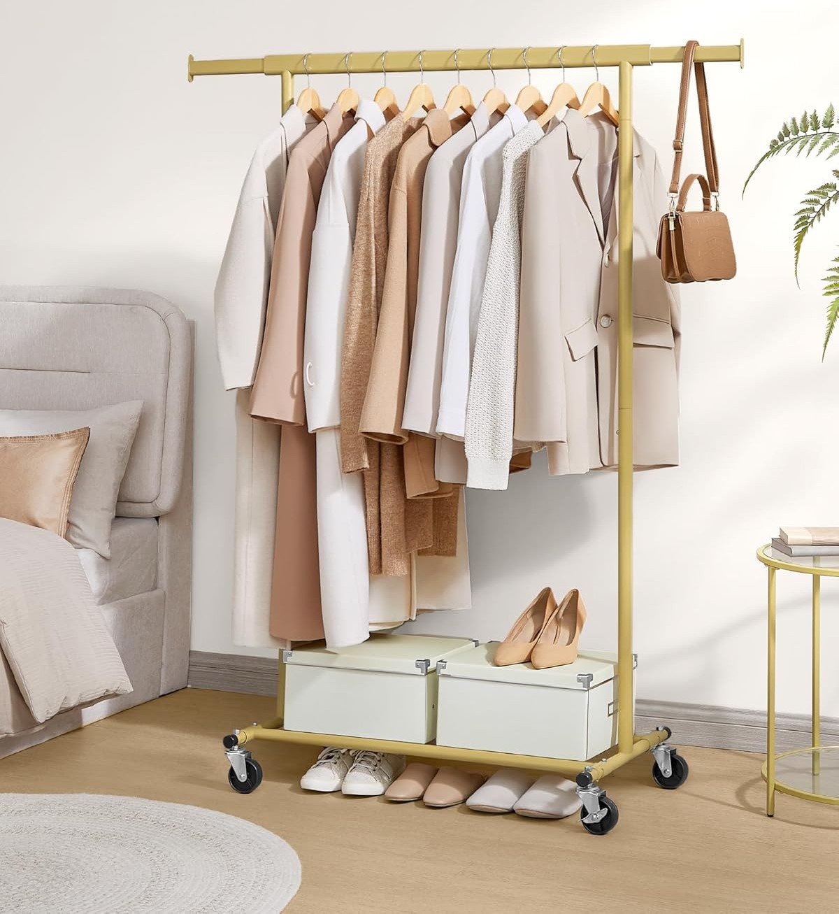 Drabužių kabykla su ratukais.