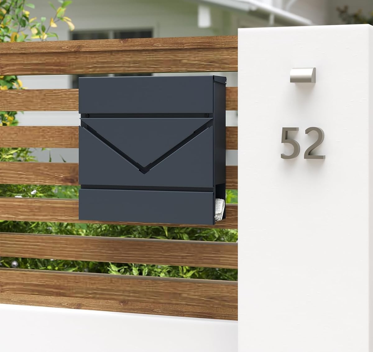 Pašto dėžutė su užraktu ir dangteliu.