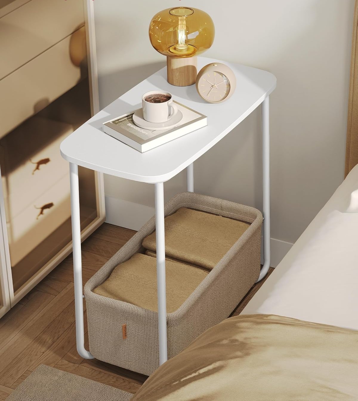 Šoninis staliukas su medžiaginiu krepšeliu.