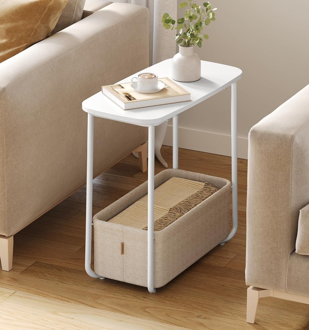 Šoninis staliukas su medžiaginiu krepšeliu.