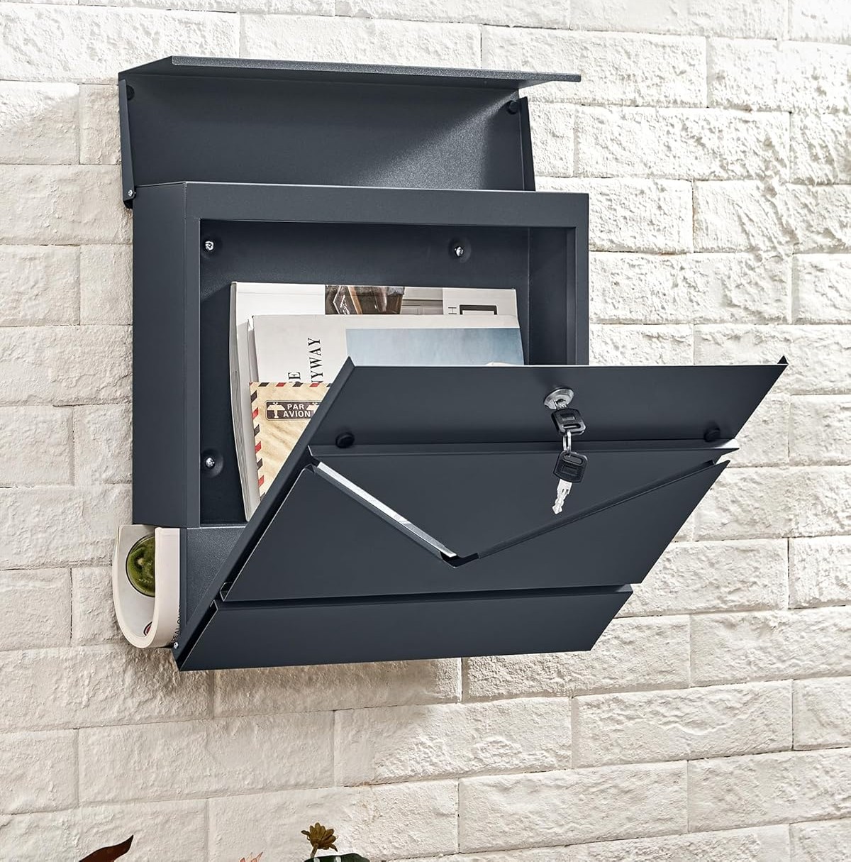 Pašto dėžutė su užraktu ir dangteliu.