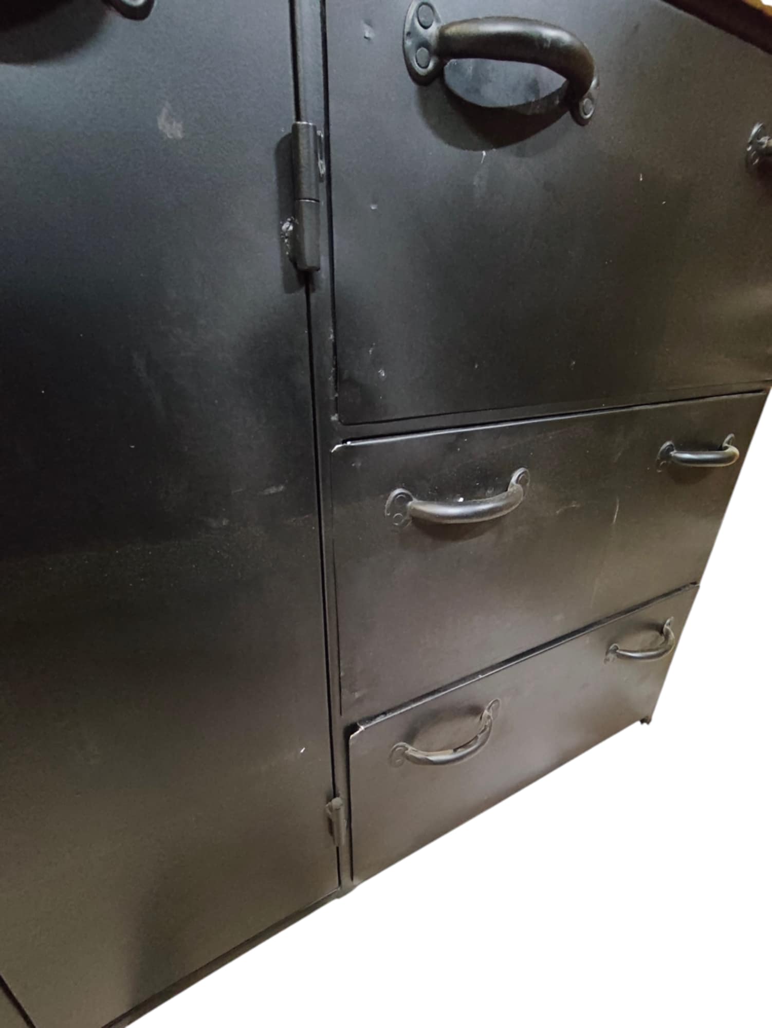 Indauja / Darbastalis su natūraliu mango medienos stalviršiu.