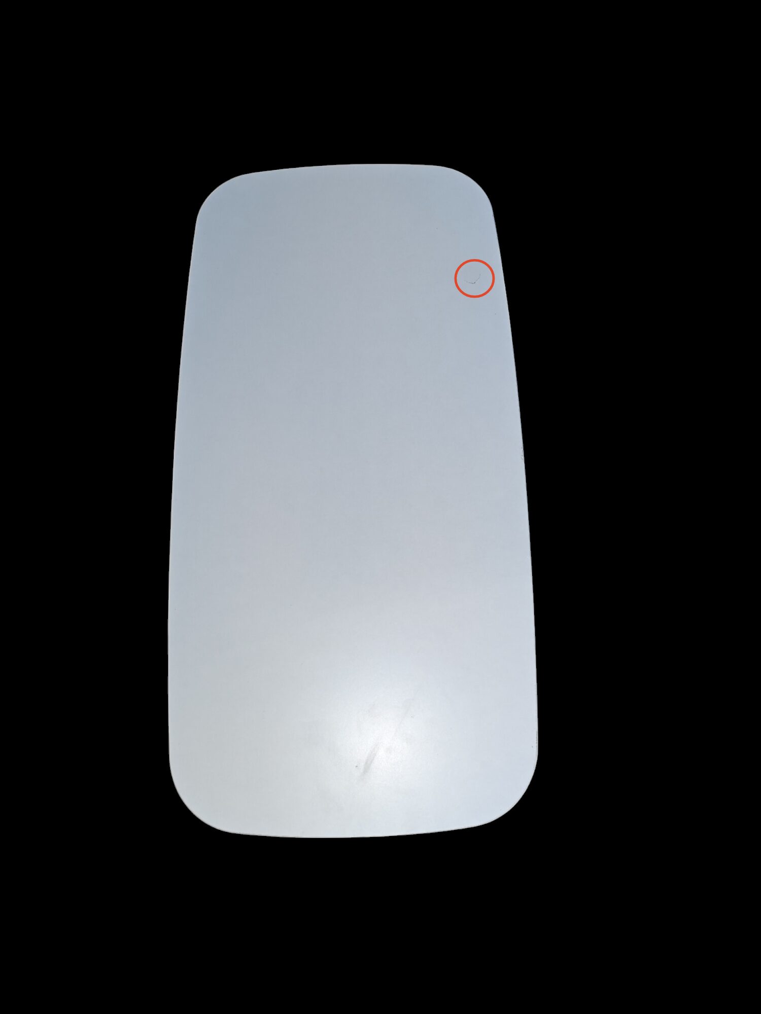 Šoninis staliukas su medžiaginiu krepšeliu.